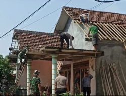 Sinergitas TNI Polri Bantu Atap Rumah Warga yang Roboh