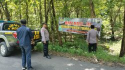 Polsek Karanganyar Pasang Banner Imbauan ditepi jalan yang rawan Pohon Tumbang